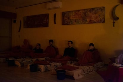 Los participantes descansan esperando a los efectos de la primera toma de ayahuasca.