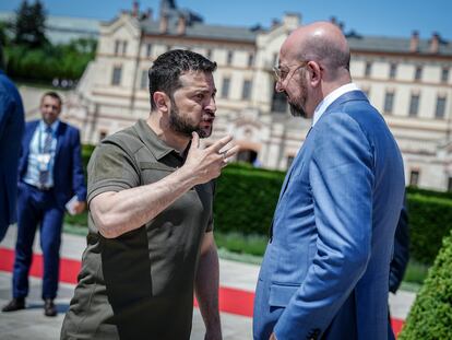 El presidente de Ucrania, Volodímir Zelenski (i), y el presidente del Consejo Europeo, Charles Michel, el pasado junio en Moldavia.