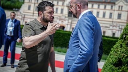 El presidente de Ucrania, Volodímir Zelenski (i), y el presidente del Consejo Europeo, Charles Michel, el pasado junio en Moldavia.