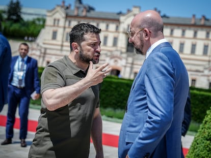 El presidente de Ucrania, Volodímir Zelenski (i), y el presidente del Consejo Europeo, Charles Michel, el pasado junio en Moldavia.