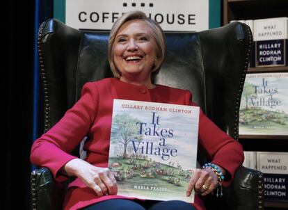 Hillary Clinton con dos de sus libros. 