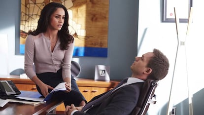 Meghan Markle y Patrick J. Adams en un cap&iacute;tulo de &#039;Suits&#039;.