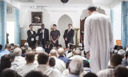 Cristianos y musulmanes en una mezquita de Francia, la pasada semana.