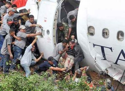 Trabajos de rescate de las víctimas del accidente aéreo en Tegucigalpa.