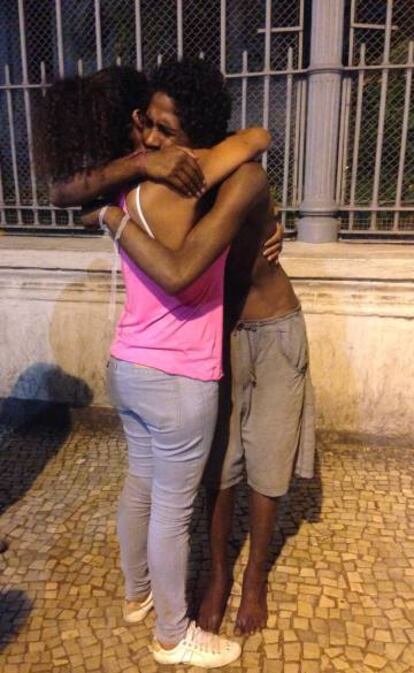 O reencontro de Victor com sua sua mãe, no Rio.
