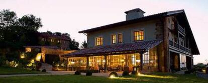 Exterior del caserío del hotel Iturregi, en Getaria (Guipúzcoa), con la galería iluminada.