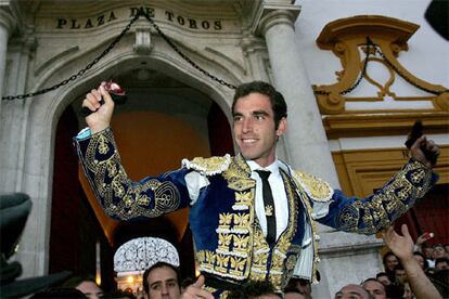 Salvador Cortés saliendo a hombros por la Puerta del Príncipe de la Maestranza.