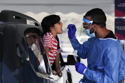 Un sanitario toma una muestra a un niño para una prueba de detección de la covid, el día 3 en Jerusalén.