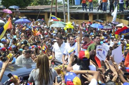 Capriles saluda a seguidores en el Estado Bolívar, en Venezuela.