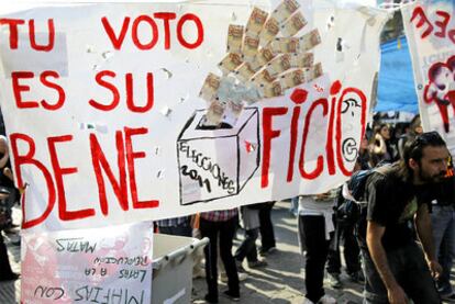 Los jóvenes del Movimiento 15-M protestan por el sistema electoral en una de sus pancartas colocadas en la acampada de Sol (Madrid).