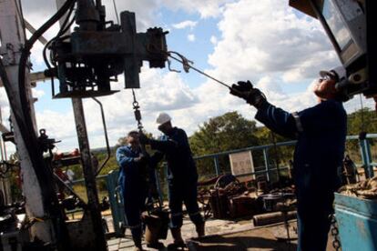 Varios trabajadores en un pozo petrolero en San Diego de Cabrutica, al noreste de Venezuela.