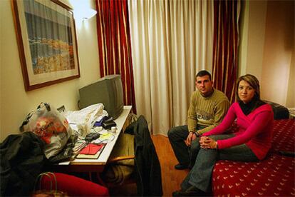 Gemma Velasco y su marido, Javier, en la habitación del hotel en el que viven desde hace cuatro semanas.
Un grupo de vecinos desalojados, el día de su llegada al hotel en el que viven de forma provisional.