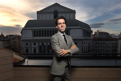 Tom Volf, presidente de la Fundación Maria Callas, frente al Teatro Real en Madrid.