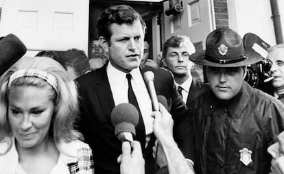 El senador Teddy Kennedy, junto a su esposa Joan Bennett, a la salida del juzgado del condado de Dukes, en Edgartown, tras declararse culpable de abandonar su siniestrado coche, en el que falleció la joven Mary Jo Kopechne, tras hundirse en el estanque de la isla de Chappaquiddick.