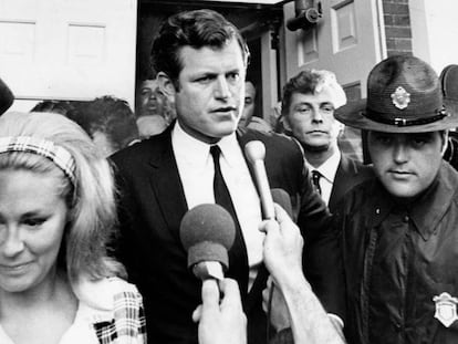 El senador Teddy Kennedy, junto a su esposa Joan Bennett, a la salida del juzgado del condado de Dukes, en Edgartown, tras declararse culpable de abandonar su siniestrado coche, en el que falleció la joven Mary Jo Kopechne, tras hundirse en el estanque de la isla de Chappaquiddick.