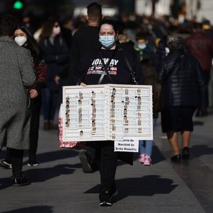 Una vendedora ambulante de décimos de lotería, tres días antes del Sorteo de La Lotería del Niño, a 3 de enero de 2022, en Madrid, (España). El segundo sorteo más importante del año pone en juego un total de 700 millones. El primer premio es de 2.000.000 de euros a la serie, es decir, 200.000 euros por cada décimo. El segundo es de 750.000 euros la serie, esto es, 75.000 euros para cada décimo y el tercer premio reparte 250.000 euros a la serie. Este Sorteo se celebra cada año el día de Reyes.
03 ENERO 2022;LOTERIA;NIÑO;REYES;NAVIDAD;AÑO NUEVO
Eduardo Parra / Europa Press
03/01/2022