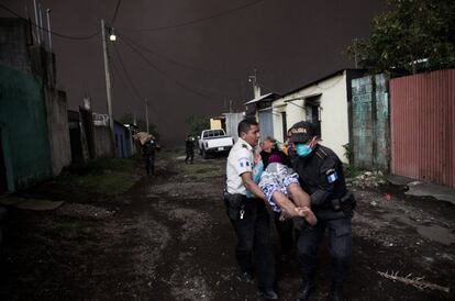 Autoritats rescaten una dona al poble d'El Porvenir (Guatemala), el 3 de juny.