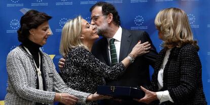 El presidente del Gobierno, Mariano Rajoy, junto a las hermanas de Rita Barberá, en la sede de la FEMP donde le entrrgaron la Llave de Oro del Municipalismo a Rita Barberá.