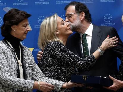 El presidente del Gobierno, Mariano Rajoy, junto a las hermanas de Rita Barber&aacute;, en la sede de la FEMP donde le entrrgaron la Llave de Oro del Municipalismo a Rita Barber&aacute;.