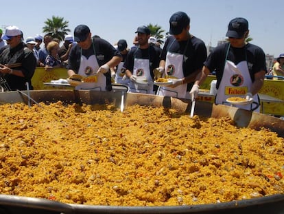 Paella gigante durante una celebraci&oacute;n en Alicante. 