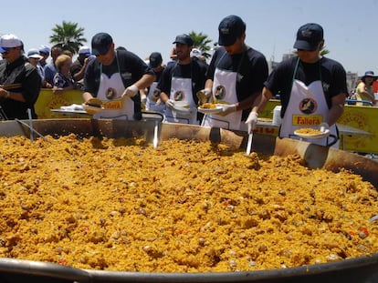 Paella gigante durante una celebración en Alicante.