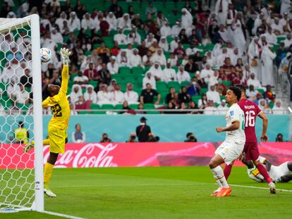 El remate de cabeza de Famara Diedhiou que terminó en gol, el segundo de Senegal a Qatar.