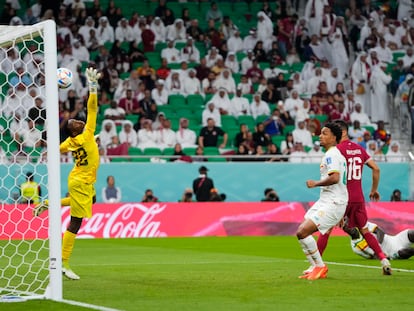 El remate de cabeza de Famara Diedhiou que terminó en gol, el segundo de Senegal a Qatar.