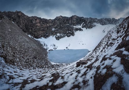 A lagoa Roopkund abriga centenas de esqueletos no seu interior e arredores.