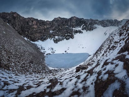 A lagoa Roopkund abriga centenas de esqueletos no seu interior e arredores.