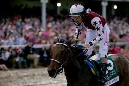 Brian Hernandez y la yegua Thorpedo Anna en el G1 Kentucky Oaks, en Louisville, Kentucky, en mayo de 2024.