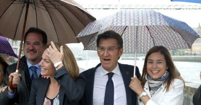 Alberto Núñez Feijóo, segundo por la derecha, pasea junto a al ria con Arantza Quiroga, Carlos Iturgaiz y otros compañeros de partido.