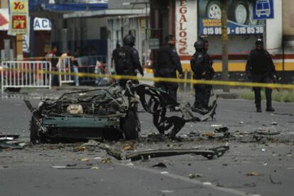 Fuerzas de seguridad vigilan el área en la que los narcotraficantes hicieron estallar un coche bomba en Ciudad Juárez.