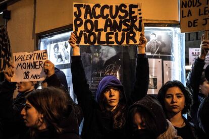 Imagen de la protesta contra el director de cine francopolaco, en la que una mujer porta un cartel con el mensaje "Yo acuso, Polanski violador".