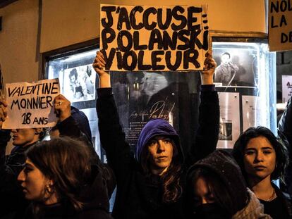 Imagen de la protesta contra el director de cine francopolaco, en la que una mujer porta un cartel con el mensaje "Yo acuso, Polanski violador".