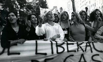 La mayoría de quienes lideraron la primera manifestación en Madrid a favor del Orgullo fueron travestis. Con esta imagen ilustró El País la noticia. 