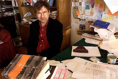 Orhan Pamuk, en una librería de Estambul en 2002.