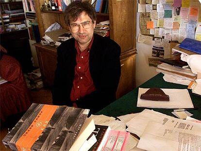 Orhan Pamuk, en una librería de Estambul en  2002.