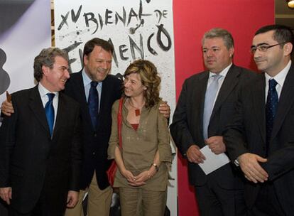 El ministro de Cultura, César Antonio Molina, junto al alcalde de Sevilla, Alfredo Sánchez Monteseirín, la ministra de Igualdad, Bibiana Aído, el director del Instituto de las Artes Escénicas y la Música, Juan Carlos Marset y el director de la Bienal de Flamenco de Sevilla, Domingo González