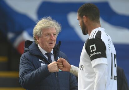 Hodgson felicita a Loftus-Cheek durante un Palace-Fulham en Londres.