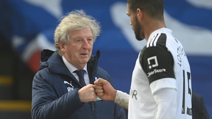 Hodgson felicita a Loftus-Cheek durante un Palace-Fulham en Londres.