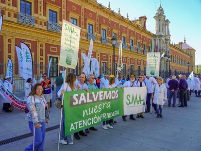 Manifestación en Sevilla convocada por Sindicato Médico Andaluz coincidiendo con la jornada de huelga convocada en atención primaria para demandar mejoras en esta prestación.