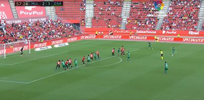 El 29 de septiembre Íñigo Pérez, mediocentro del Osasuna, anotó desde casi 30 metros de la portería de Greif.