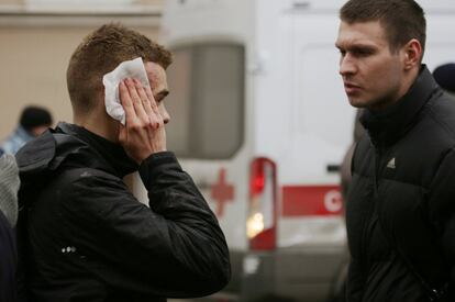 Un herido frente a la estación de Sennaya Ploshchad, en San Petersburgo.
