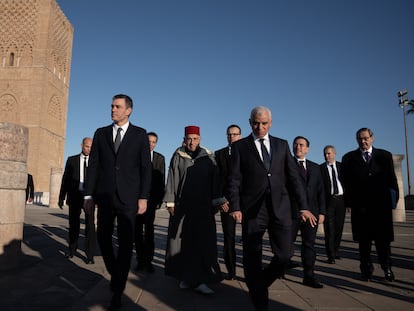 El presidente del Gobierno, Pedro Sánchez, a la izquierda tras visitar el Mausoleo de Mohamed V, este jueves en Rabat (Marruecos).