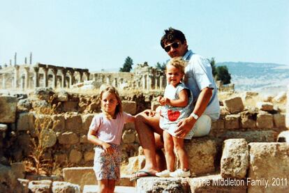 La familia Middleton realizó un viaje a Jordania cuando la ahora prometida del príncipe Guillermo tenía cuatro años. En la imagen se observa a Kate (de pie) junto a su padre y su hermana pequeña, Pippa, ante las ruinas de la ciudad de Jerasa.