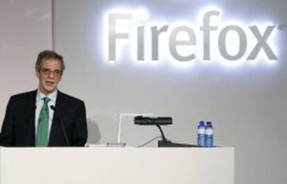 El presidente de Telefnica, Csar Alierta, durante el acto de presentacin de los planes de futuro del nuevo sistema operativo para mviles Firefox OS en un acto previo al Mobile World Congress, que se celebra del 25 al 28 de febrero en L'Hospitalet (Barcelona).