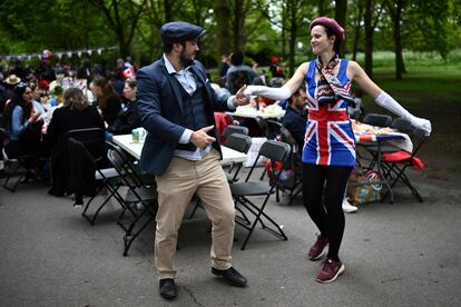 A mediodía Regent’s Park, uno de los parques más importantes de Londres, estaba plagado de británicos haciendo pícnic. Sobre el medio centenar de mesas, que estaban instaladas de forma gratuita, amigos y familias compartían vino, tartas, aperitivos y, como no, la quiche de la coronación.