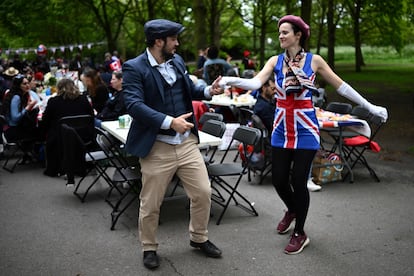 A mediodía Regent’s Park, uno de los parques más importantes de Londres, estaba plagado de británicos haciendo pícnic. Sobre el medio centenar de mesas, que estaban instaladas de forma gratuita, amigos y familias compartían vino, tartas, aperitivos y, como no, la quiche de la coronación.