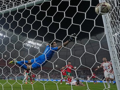 Gvardiol, en el centro, anota el primer gol de Croacia.