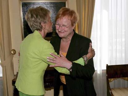 La vicepresidenta primera del Gobierno español, María Teresa Fernández de la Vega (izquierda) saluda a la presidenta de Finlandia Tarja Halonen.
